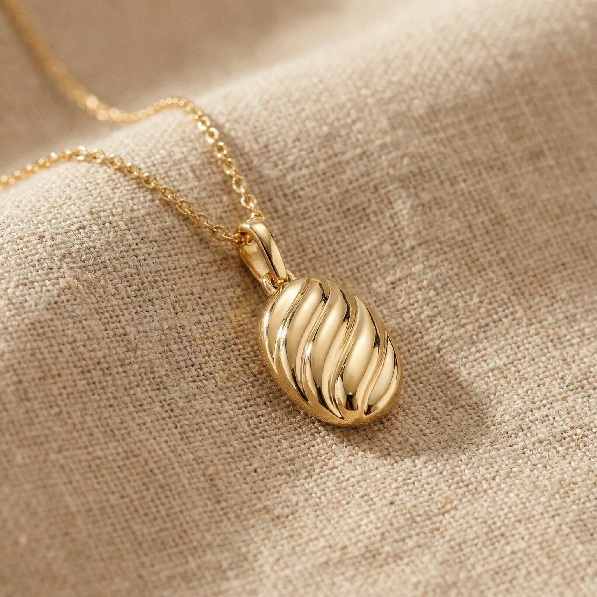 Shell a Viv Pendant Necklace