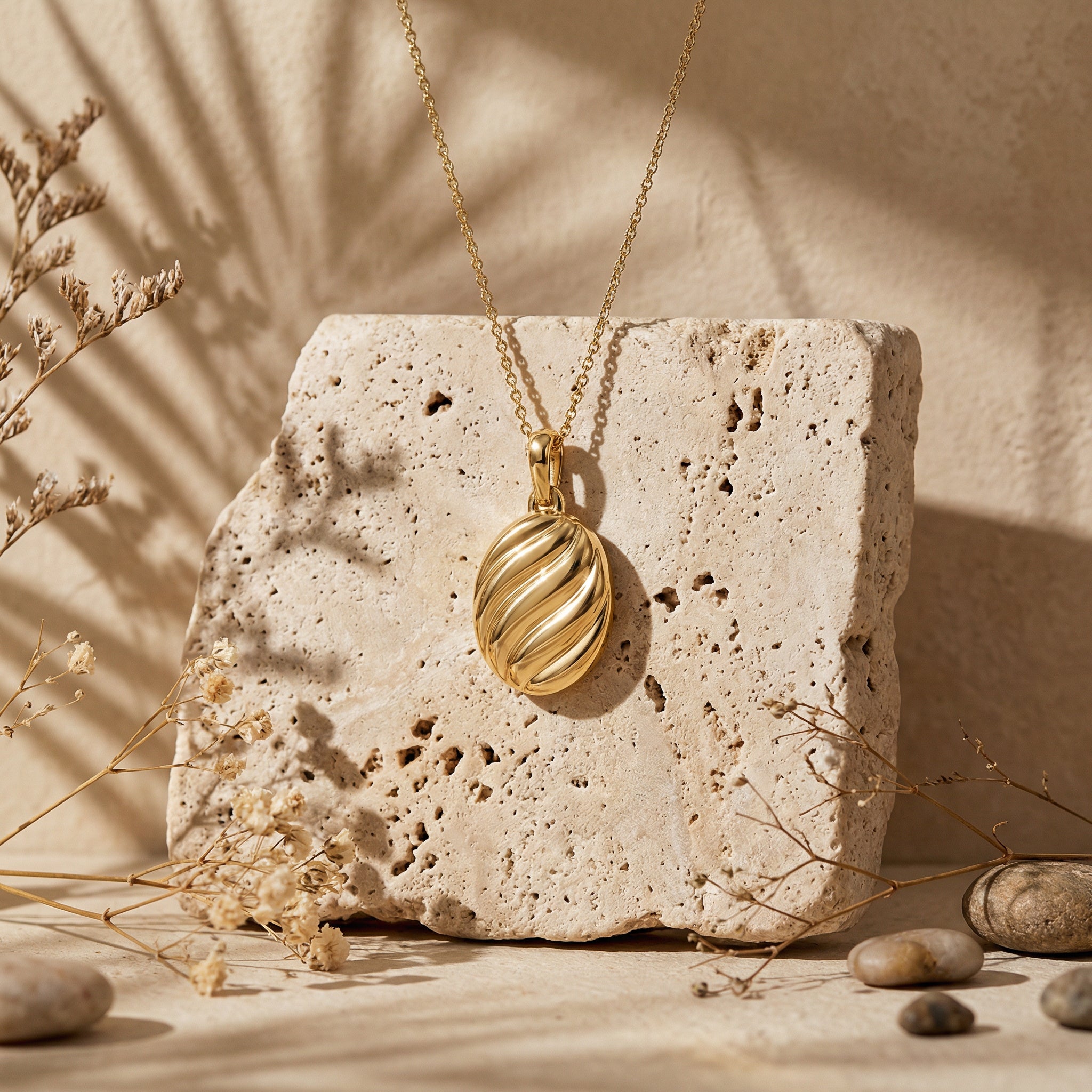 Shell a Viv Pendant Necklace